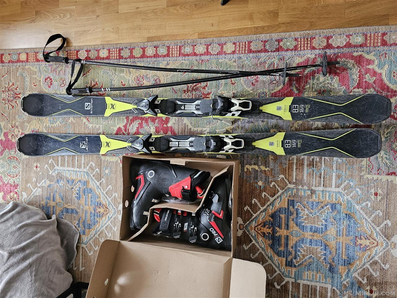 Shiten skijat me lidhëse Salomon + Kepucat Salomon + shtagat