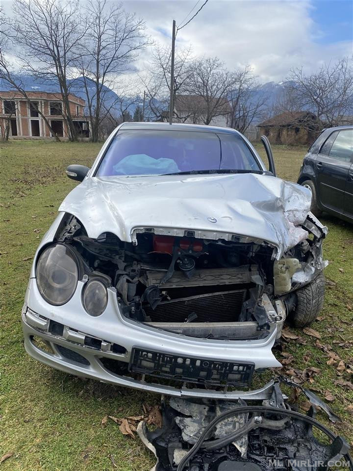 Mercedes e220 viti 2002 i aksidentum