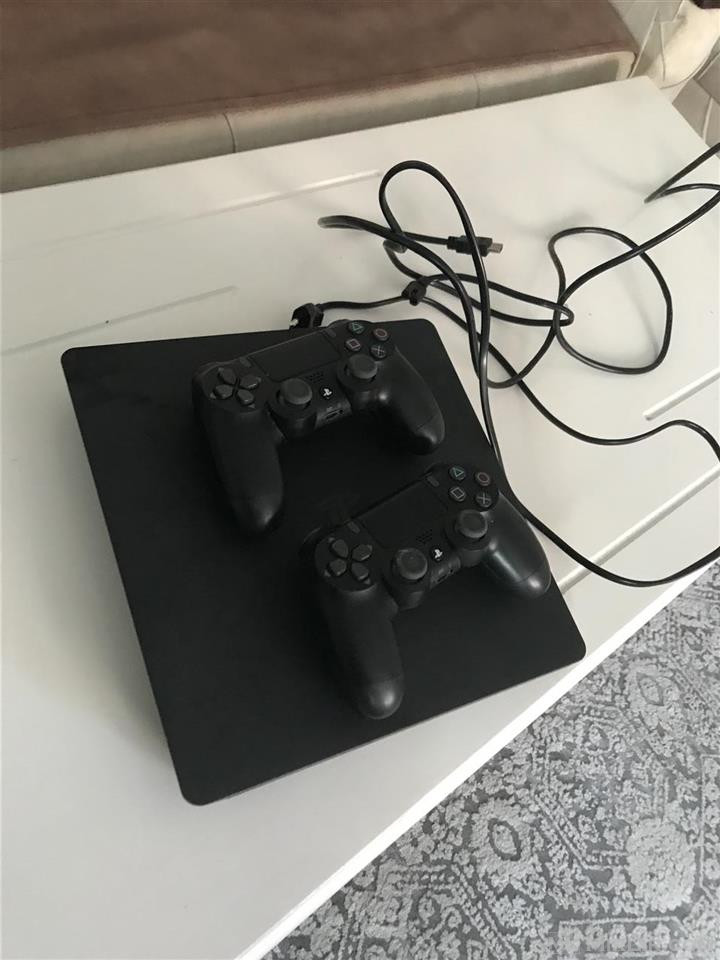 PLAYSTATION 4 SLIM  ME LOJRA FIFA2024 GTA5 FORTNITE