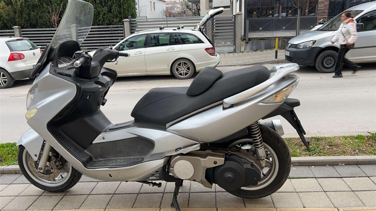 Shes Skuterin Kymco 500 cc Me Dogane