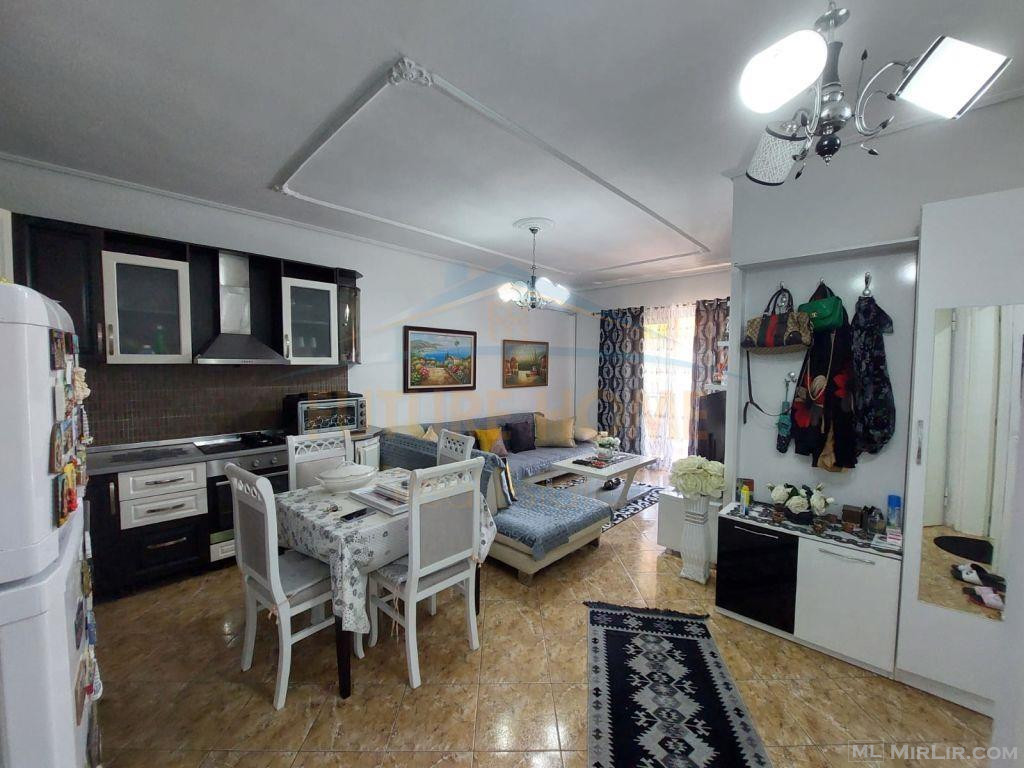 Shitet Apartament 2+1+2  Prane Kazazit Durres