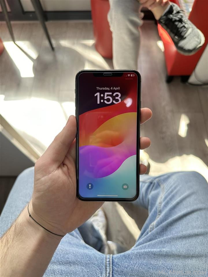 Shes iPhone 11 Pro Max (SIM LOCKED)