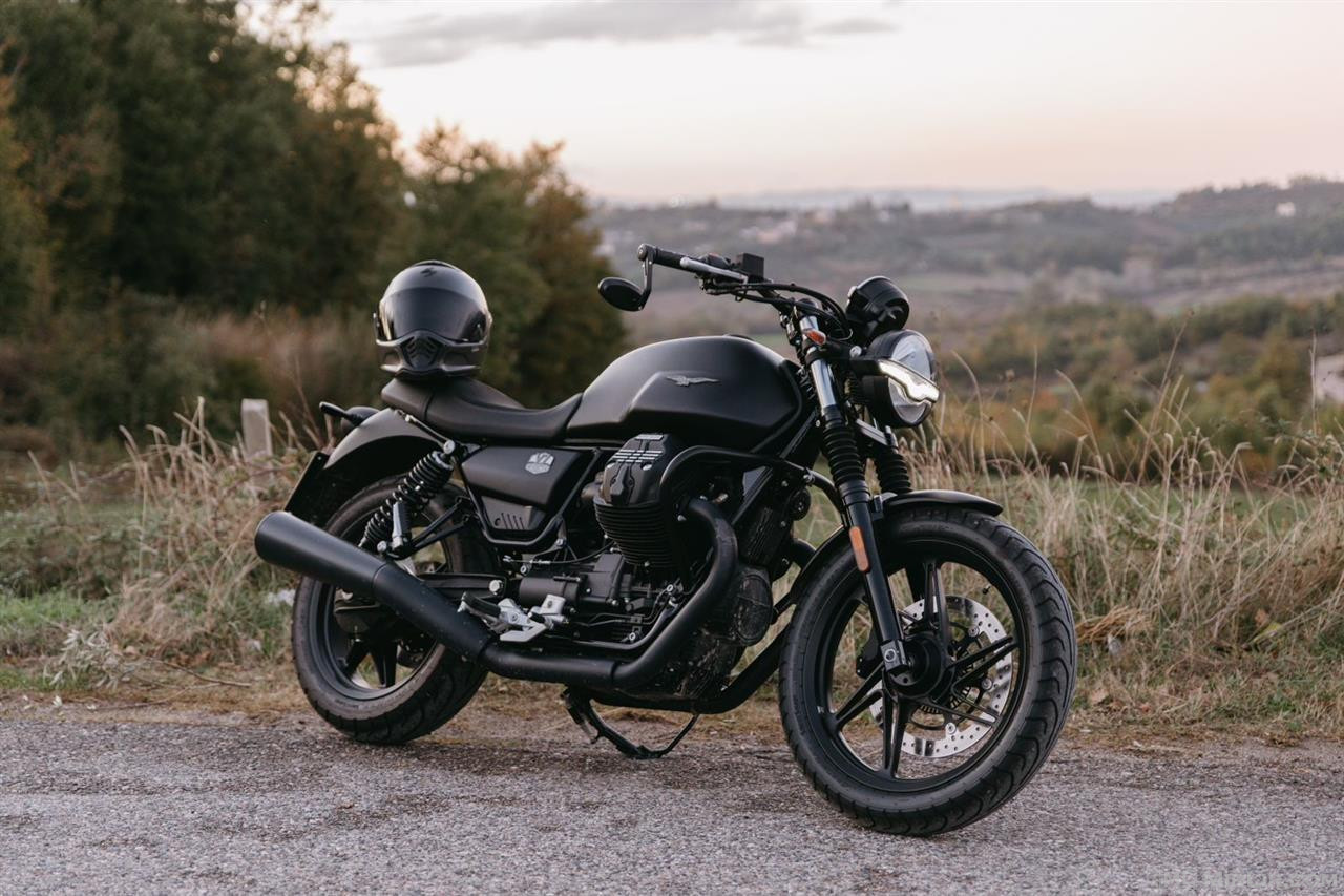 Moto Guzzi V7 Stone Night 2022 EDITION