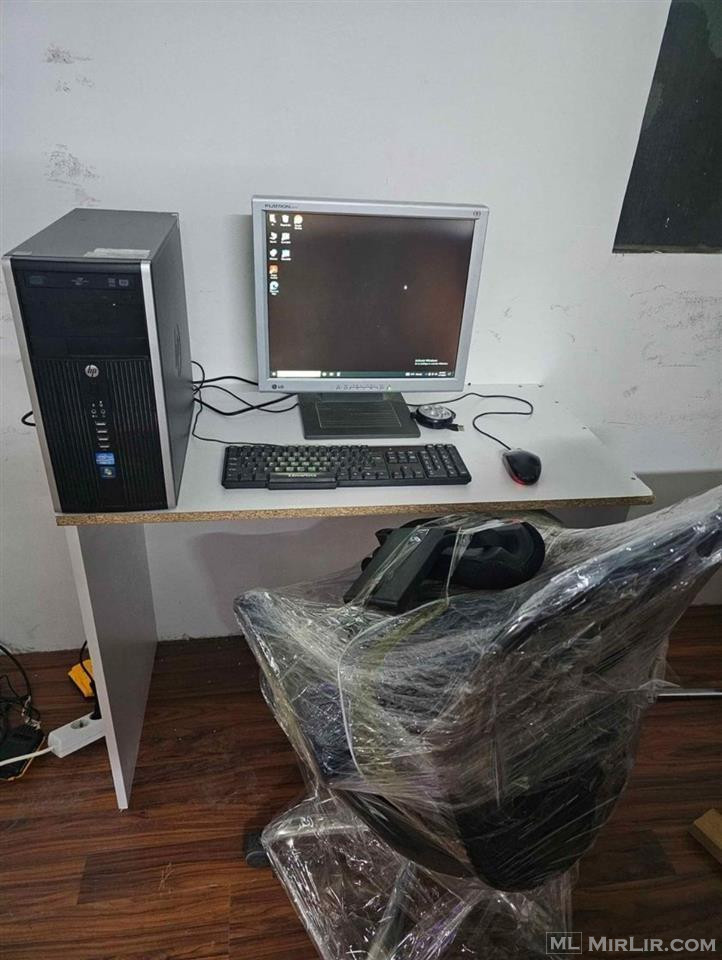 Kompjuter bashk me tavolin dhe karrika