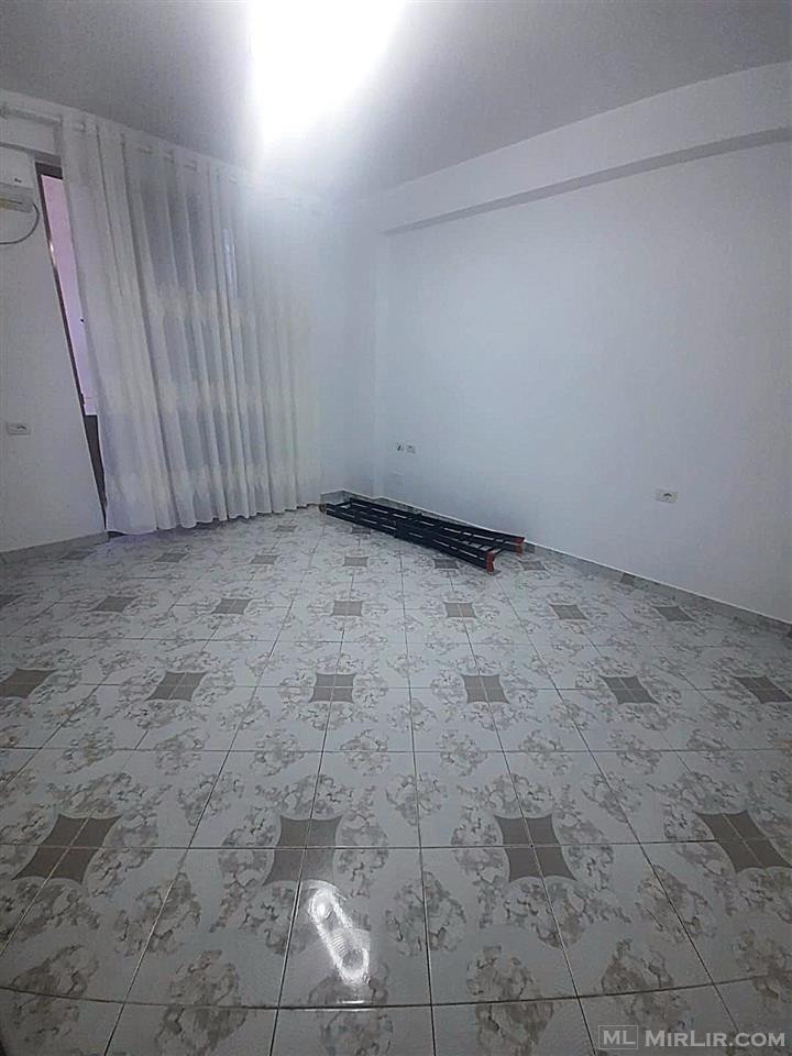Shitet apartament 1+1 tek shkolla Ismail Qemali, Vlore!