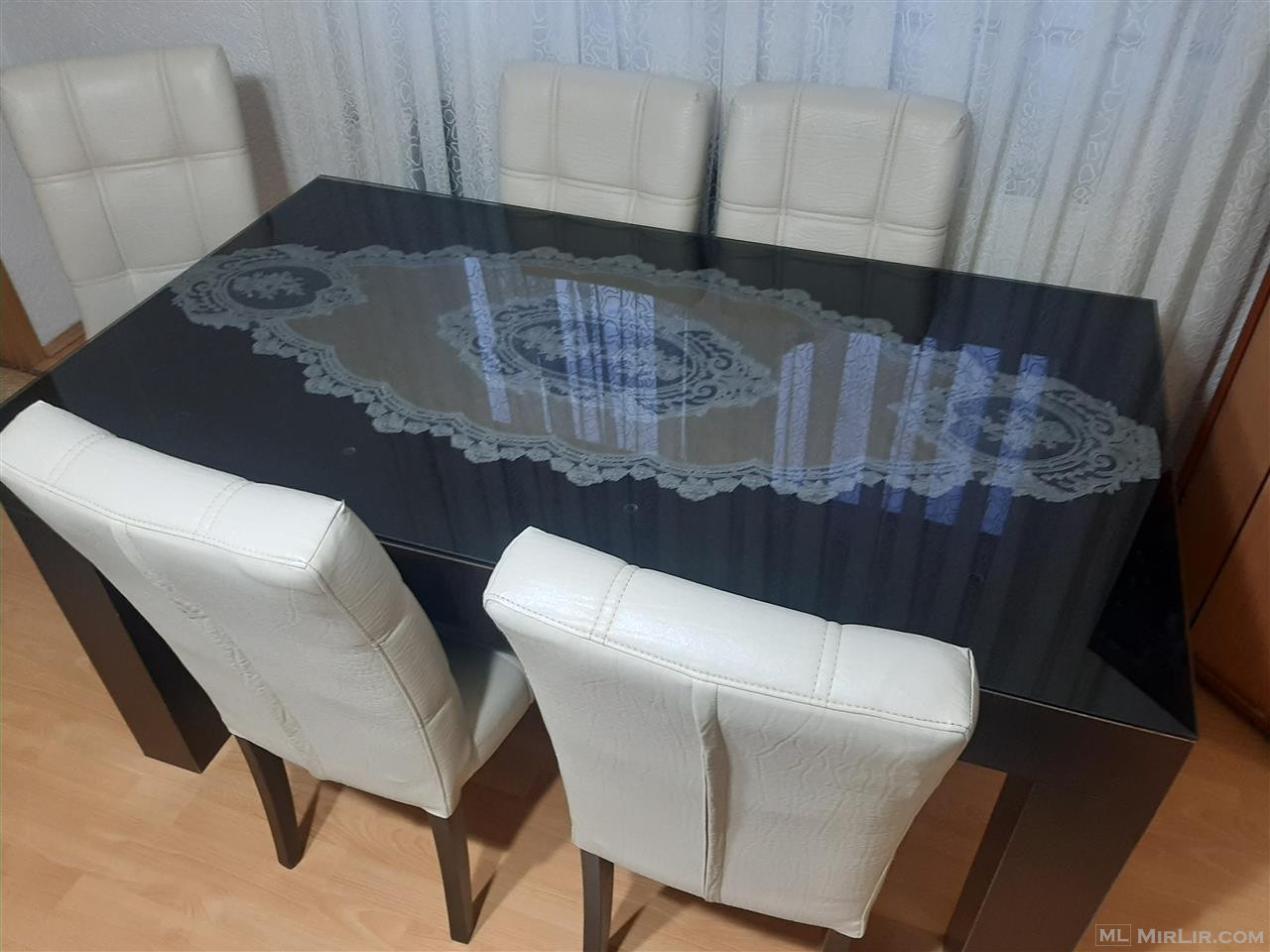 Tavolin 1.60 me 80 cm me 6 karika pak e perdorur plus edhe g