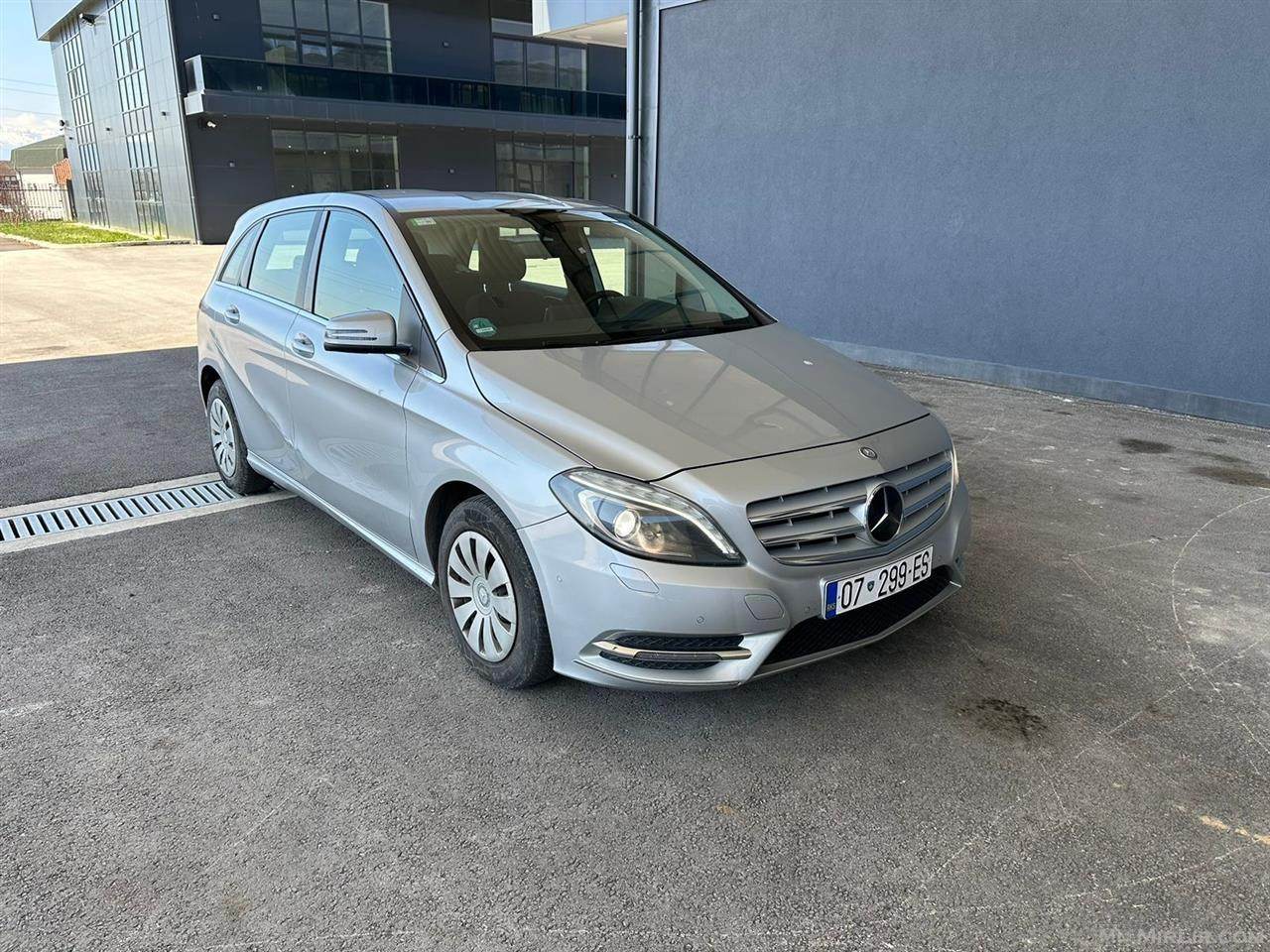 Mercedes Benz B180