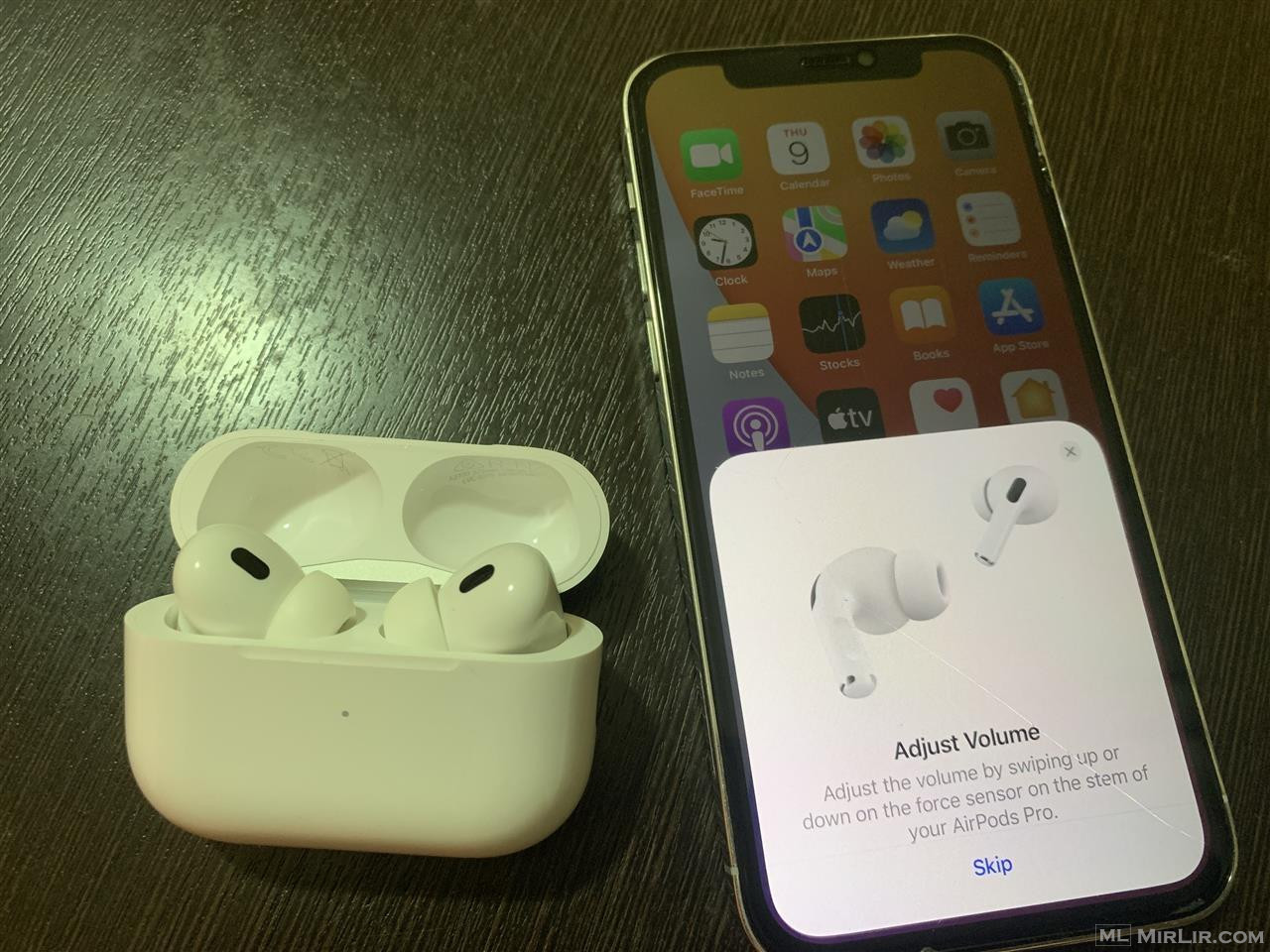 iPhone 12 Pro dhe Air pods Pro Gen 2