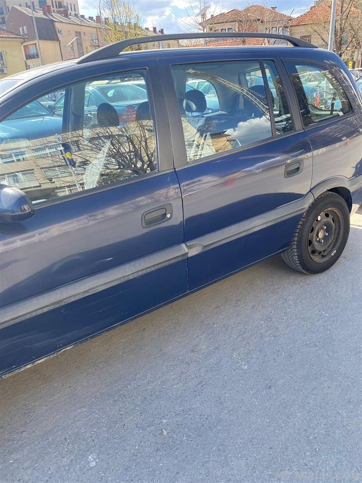 Opel Zafira veturë familjare