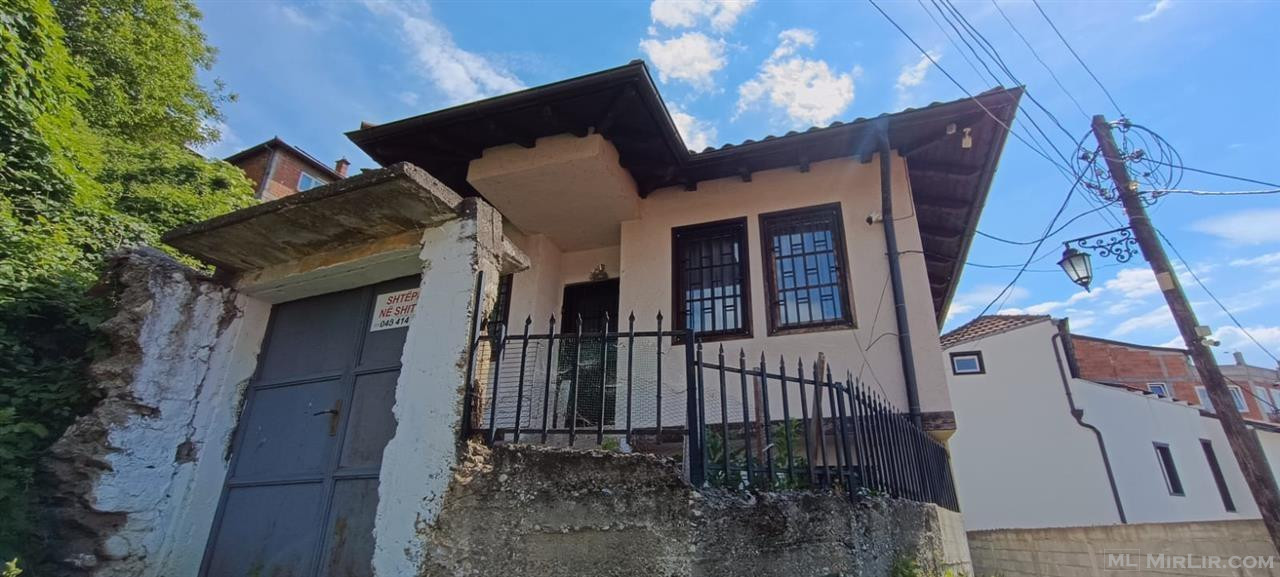 Shitet shtëpia ne qendër te Prizrenit afer Shadervanit