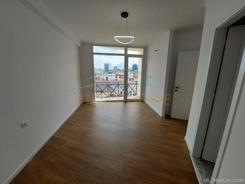 Shitet, Apartament 2+1+2, Rruga e Barrikadave 215,000 €