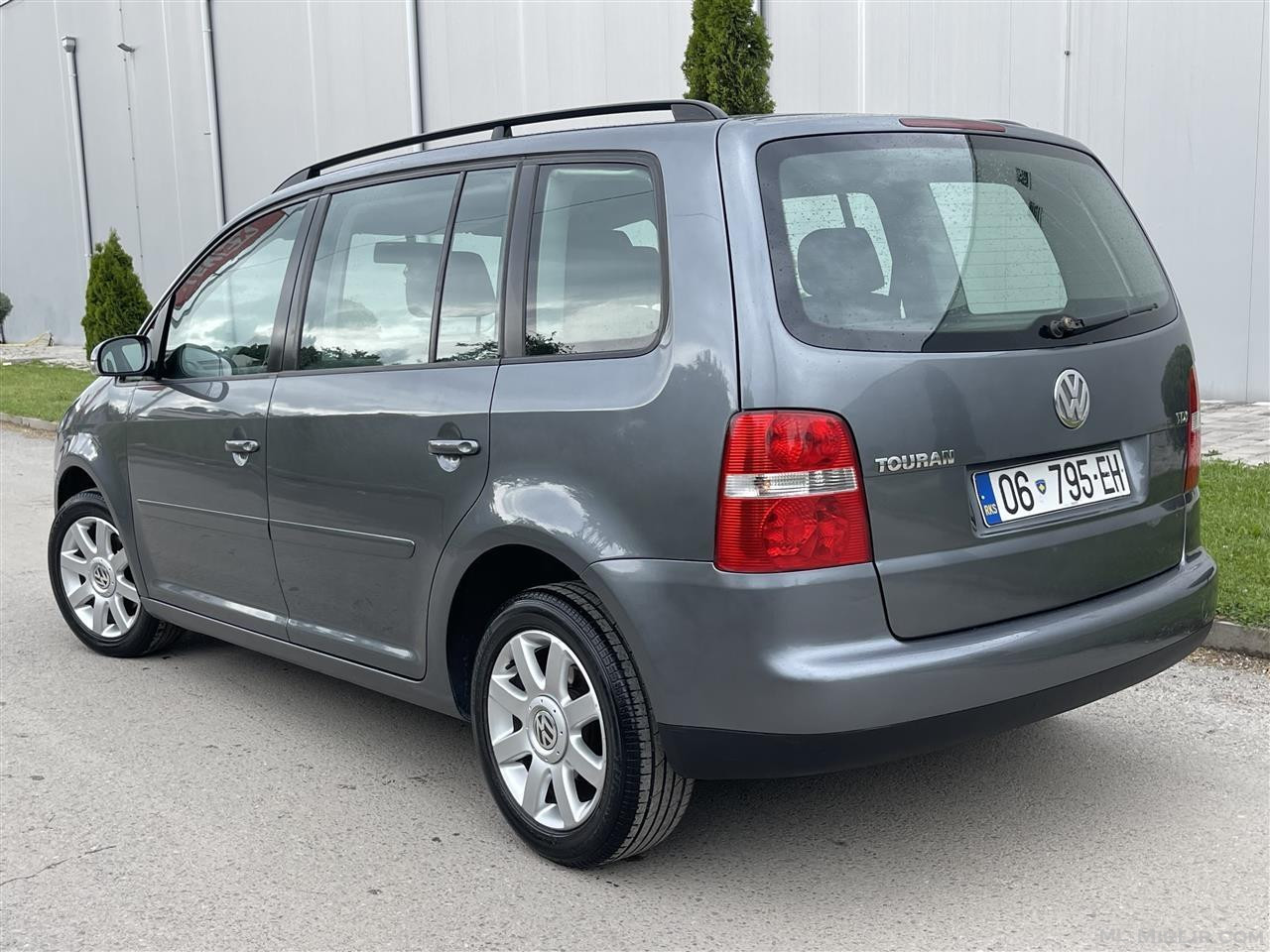 TOURAN 1.9 TDI - 6 SHPEJTSI - VETUR FAMILJARE 