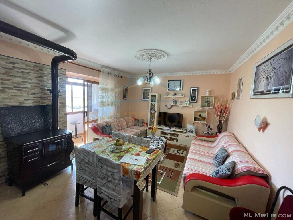 Shitet, Apartament 1+1, Lagjia 17, Korçë. (KO39759)