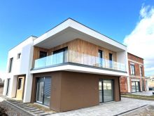 Shitet Shtëpia 255m² në 4.30 ari truall mrapa Lagjen 038