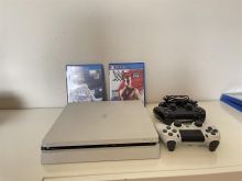 PS4 Slim me çip me dy leva dhe lojra White Edition
