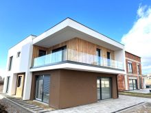 Shitet Shtëpia 255m² në 4.30 ari truall mrapa Lagjen 038