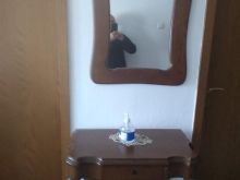 Pasqyre dhe tavoline 