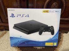 PS4 Slim I ri në kuti me dy leva dhe lojra 