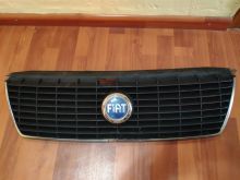 Maskarino Fiat Croma 2006 me emblemen Fiat ngjyre blu