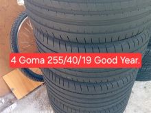 255/40/19 Good Year te rujtne.