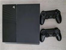 PlayStation 4 me dy doreza dhe lojra ne super gjendje .