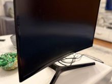 Shes monitorin Samsung Curved