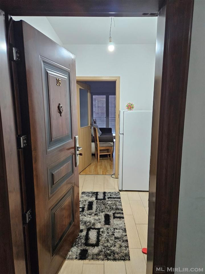 Shitet banesa përballë Abi Qarshise dhe Galerisë