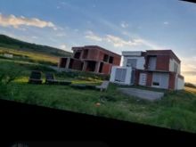 shiten dy shtepi me pishin   Me super  pamje panoram