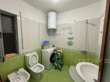 Shitet Apartament 2+1+2 dhe 3 Ballkone në Plazh Iliria