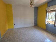 Okazion shitet apartamenti me dyqan dhe parking ne Durres 