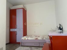 Shitet apartament 2+1 ne Kompleksin Lura 3 prane gjirit te L
