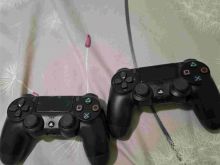 Shitet playstation 4 me dy lojra dhe dy leva
