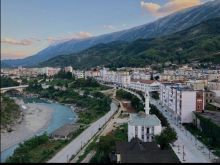 Shitet apartament ne Qender te Permetit