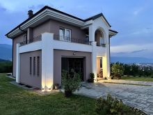 Shitet shtepia ne lagjen Peja Hill 260m2