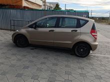 Shitet vetura Mercedes