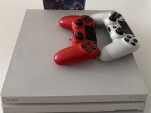 Shitet Ps4 Pro me 2 leva