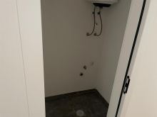 Jepet banesa afer rruges C 95m2 3 dhoma gjumi.