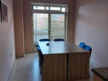 Jepet ambient i përshtatshëm për zyra,qendra,klinika me qira