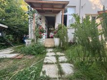 JEPET ME QIRA VILË 3-KATËSHE – 150M NGA DETI
