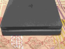 PS4 SLIM + 3 LOJERA DHE 2 LEVA