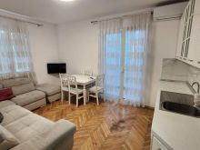 Jepet me qera apartament 1+1 tek Rr.Barrikadave/ 45,000 Leke
