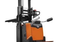 Transpaleta elektrike Toyota me platforme Stacker SPE200D