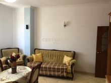 Apartamenti ndodhet ne spitali ne katin e 3 te nje vile priv