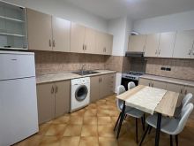 📌 Jepet me Qira – Apartament 1+1, zona Petro Nini
