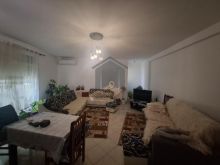 Jepet me qira apartament 2+1, me 2 tualete dhe 2 ballkone –