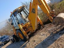 Shitet JCB 3CX per arsye migrimi