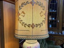Abazhur komodine, porcelani pikturuar me dore.