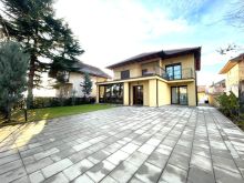 Shitet Shtëpia 250m² në 5 ari truall ne Hajvali