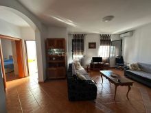 Ky apartament 1+1 ndodhet në katin e parë të një ndërtese 5-