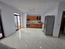 Shitet Apartament 3+1+2+2 Ballkone Prane Rruges Portit , Dur